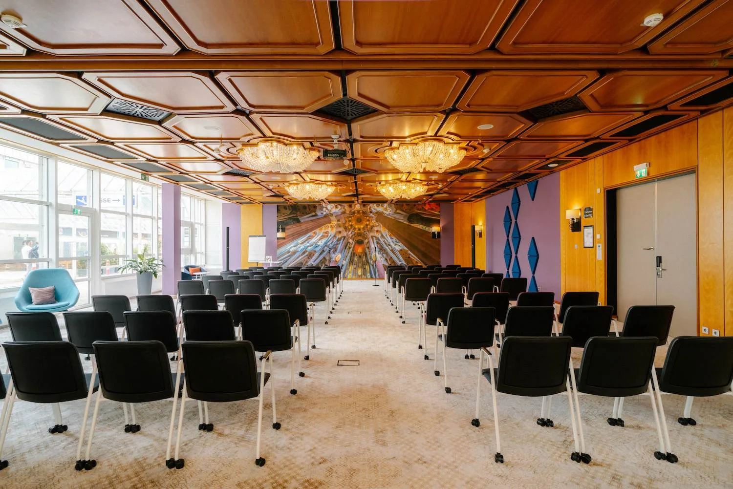 Eleganter Saal mit Kassettendecke und Kronleuchtern im smartvillage München Bogenhausen