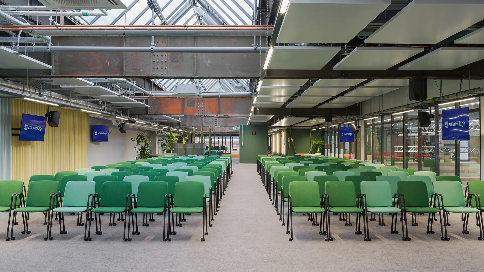 Große Eventhalle mit Reihenbestuhlung unter dem Glasdach im smartvillage Köln