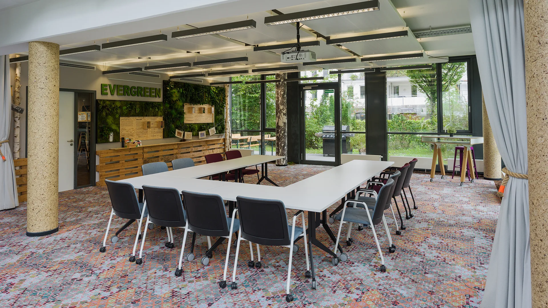 Workshopraum mit Evergreen-Mooswand und Gartenblick im smartvillage München Schwanthalerhöhe