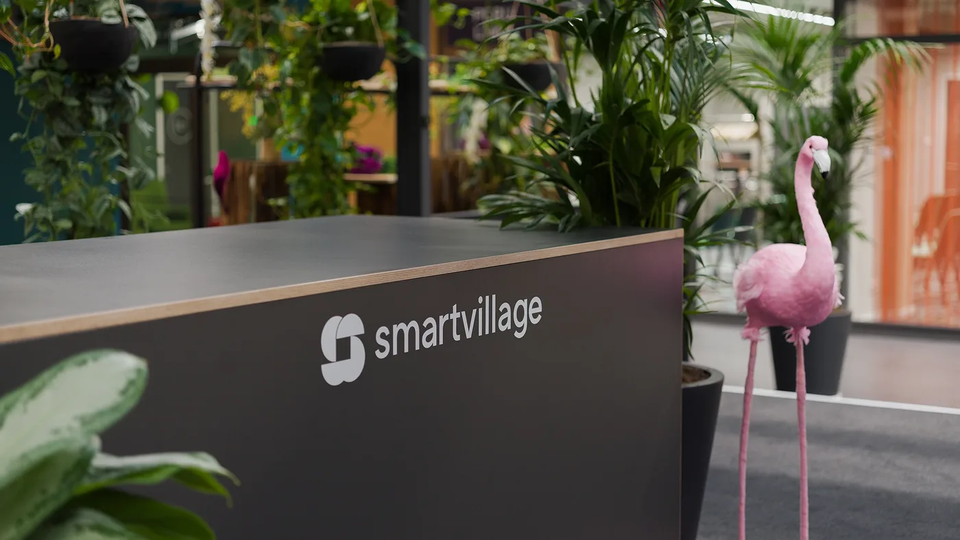 smartvillage-Logo am Counter — Flamingo inklusive