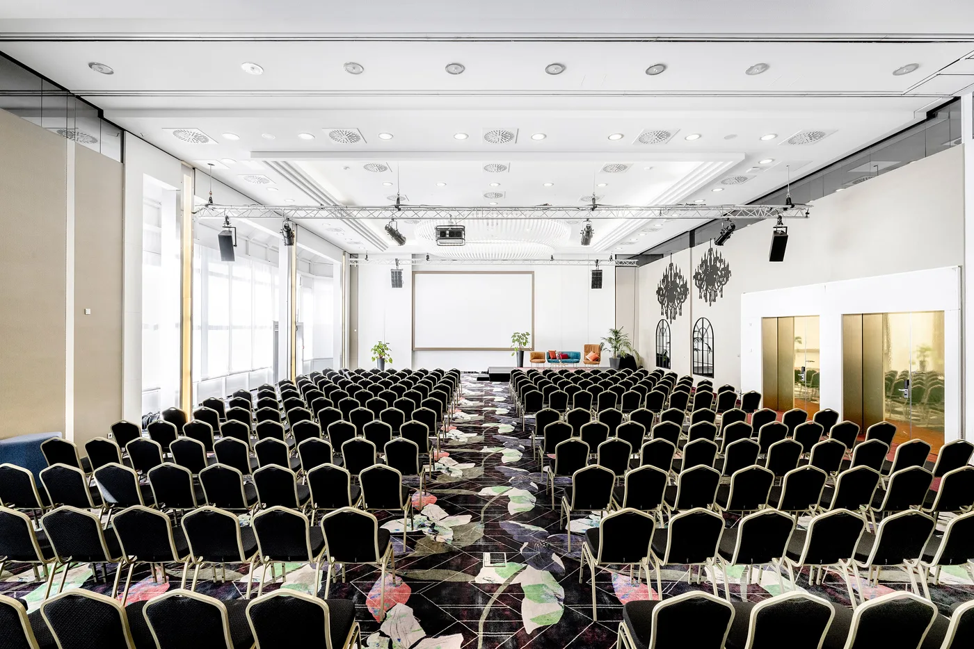 Reihenbestuhlung mit goldenen Bankettstühlen — Blick zur Lounge-Bühne