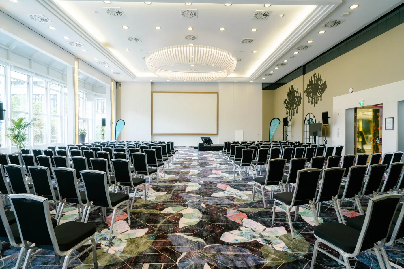 Tagungs-Setup mit Präsentationstechnik und Tageslicht von der Fensterfront