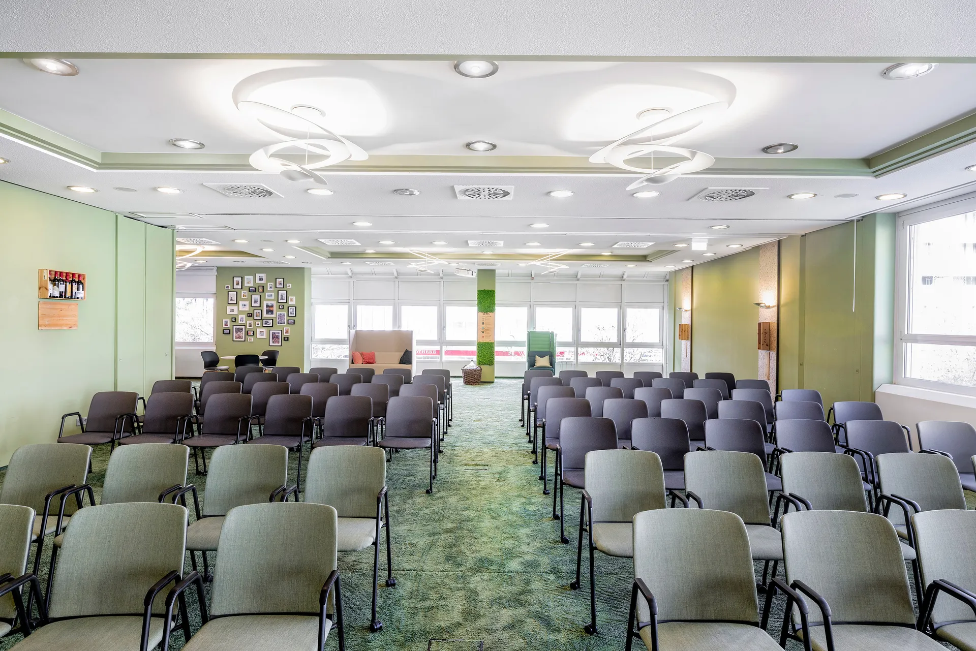 Graue Reihen, grüne Wiese: Italien im Seminar-Setup