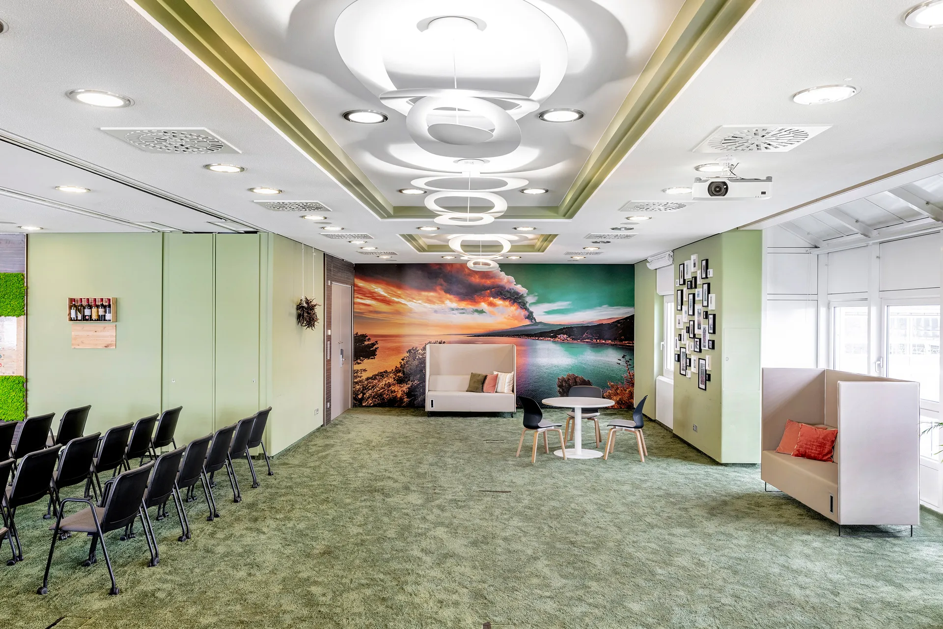 Stuhlreihen treffen Lounge-Nische am Meer-Wandbild