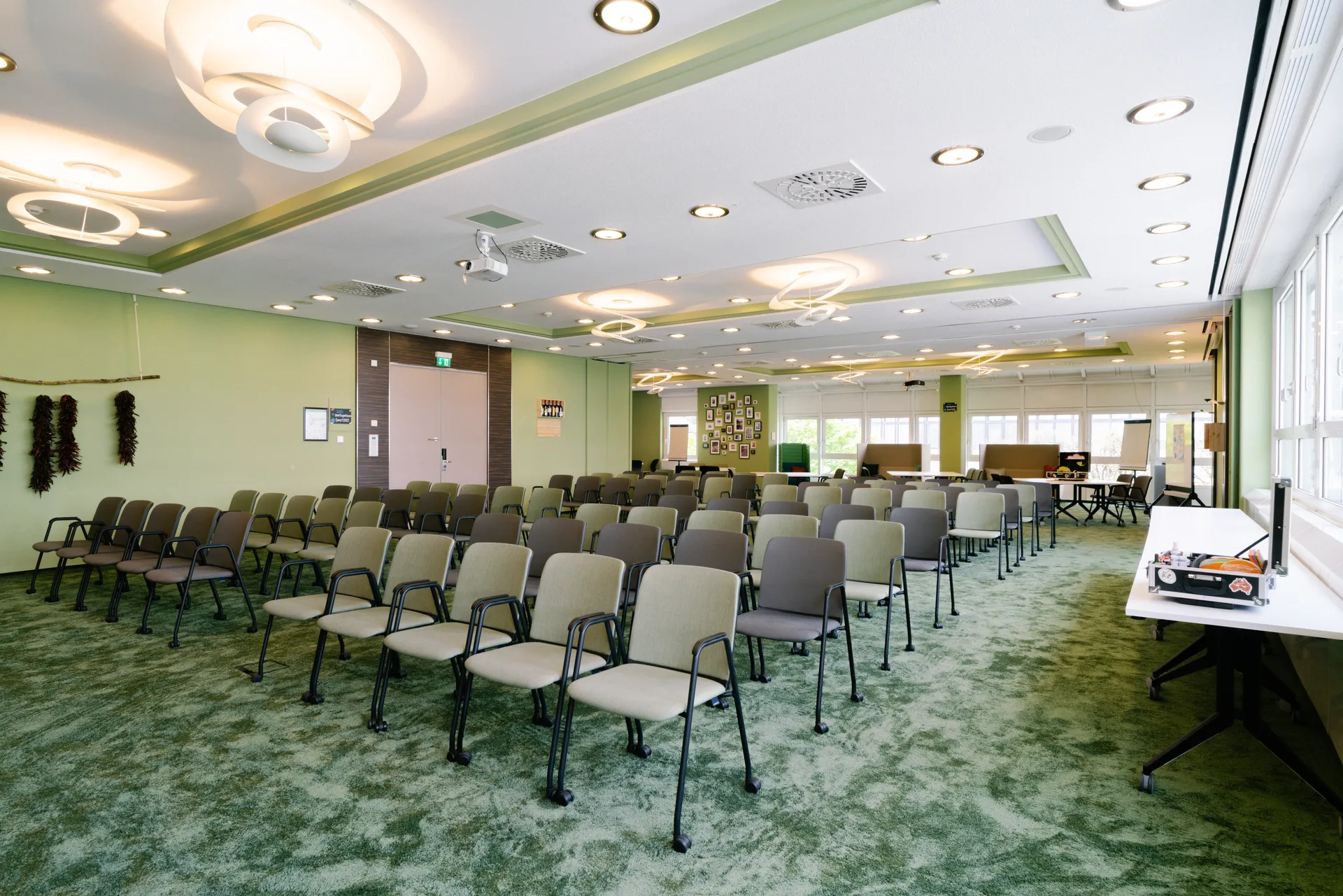 Seminar-Setup mit Regieplatz — bereit für den Auftakt