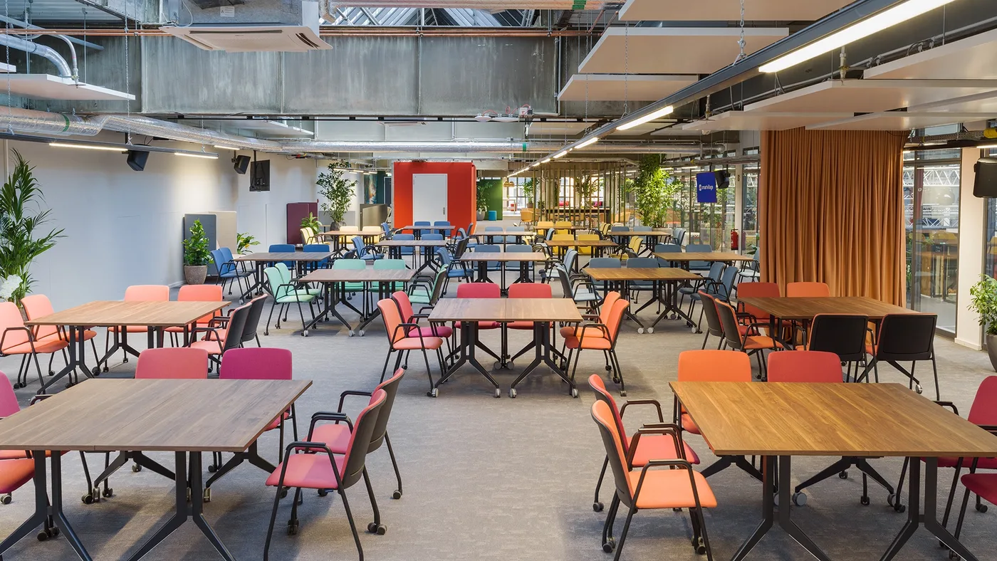 Kunterbuntes Setup: Korallrot, Pink und Mint auf 712 m²
