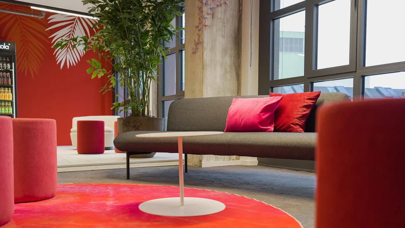 Lounge vor der Palmen-Wand — Kissen in smartvillage-Rot