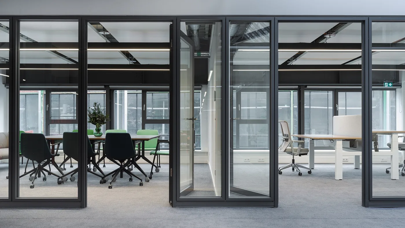 Glastrennwände der Breakout-Räume mit Blick auf die Fläche