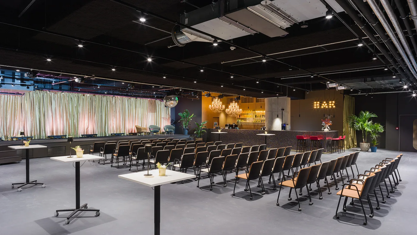 Music Hall im smartvillage Berlin mit Bühne, Reihenbestuhlung und Mosaik-Bar
