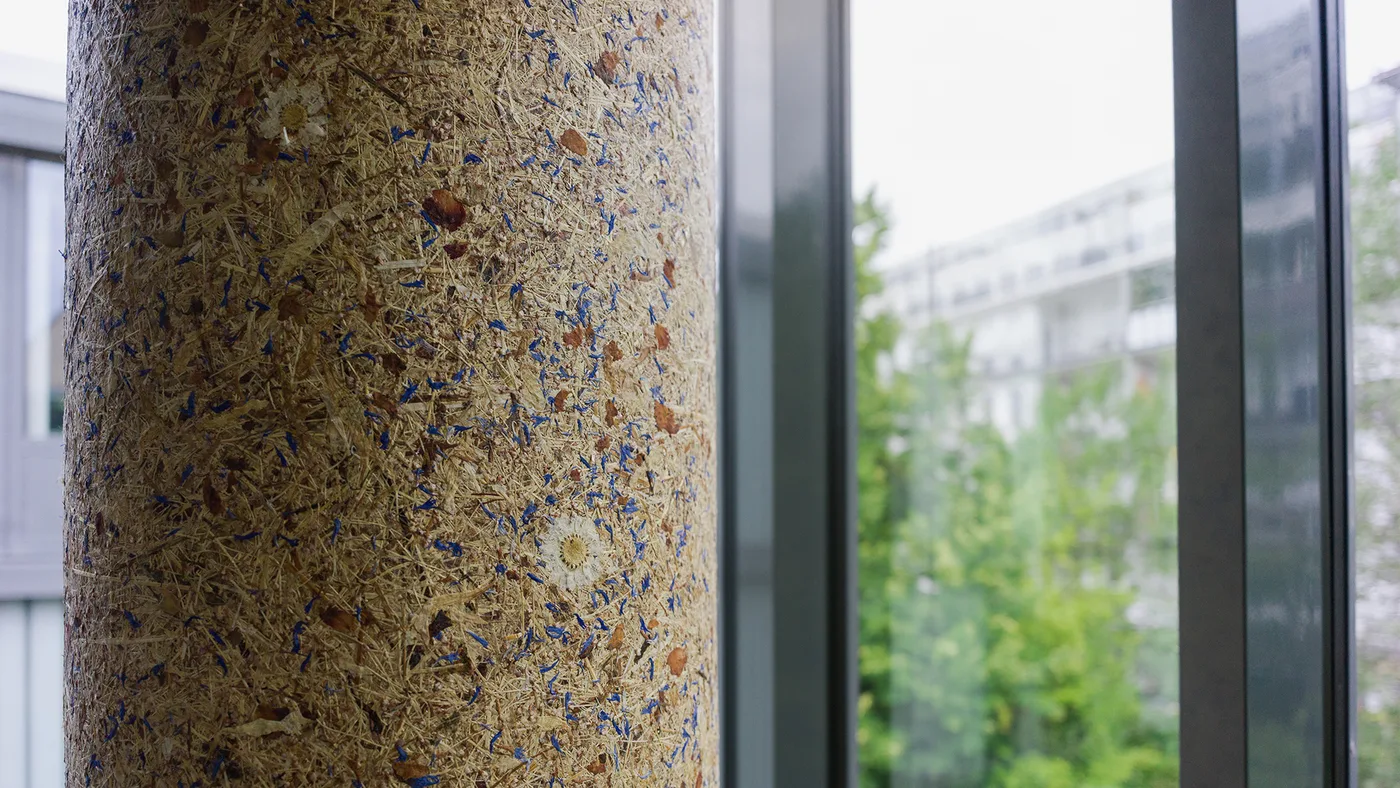 Das Highlight im Detail: Säulen aus gepresster Bergblumenwiese